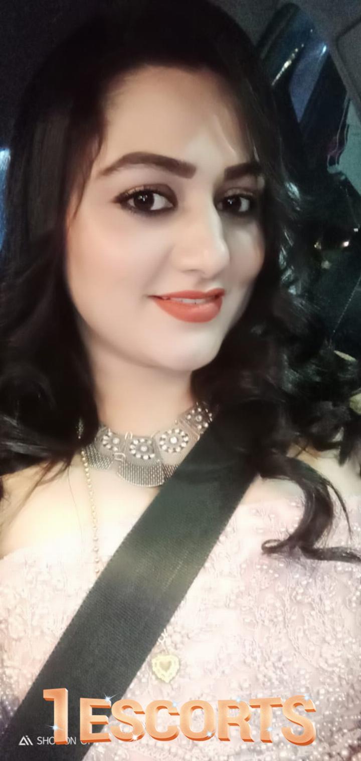 Manahil Pakistani Escort