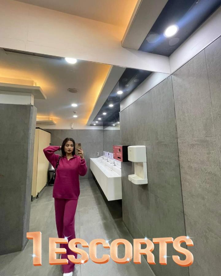 Independent girl with cash in hand