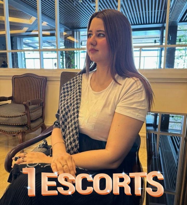 zarnish khan escorts -3