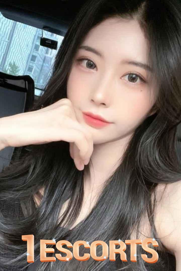 Meet Zhang Li – Your Sensual Malaysian Chinese Companion