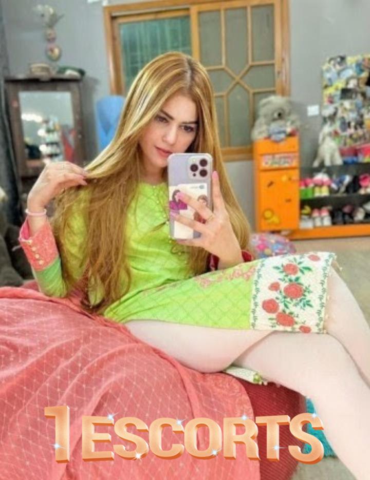 Decent & Smart Models in Karachi -2