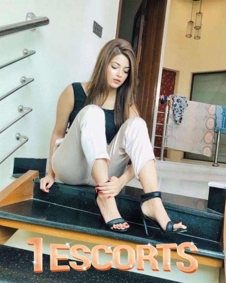 Escorts & Models in Karachi -2