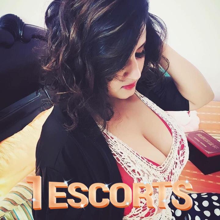 Housewife Escorts Service in Murree