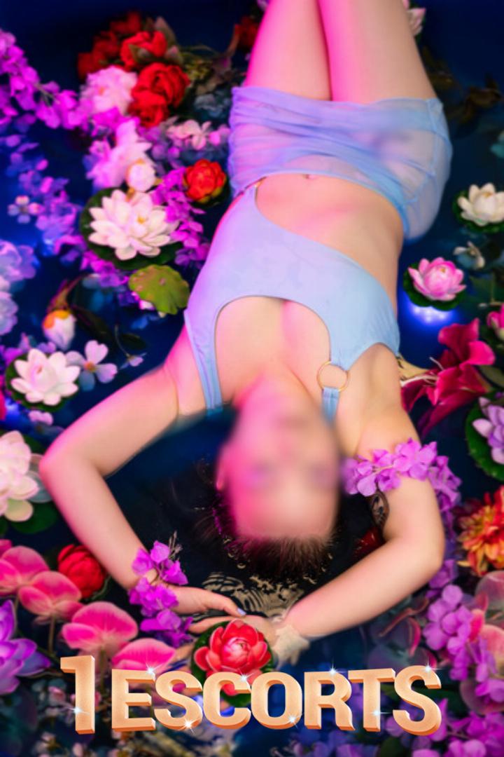 Faye Foxx - Enchanting and Desirable Perth Escort -6