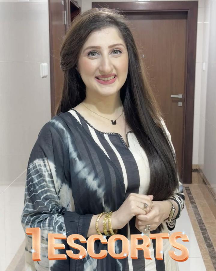 Big Boobs Models Available in Lahore -4